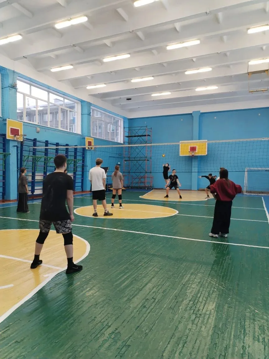 Сегодня состоялся школьный турнир по волейболу для команд учеников 8-9 классов 🏐  В спортивных состя