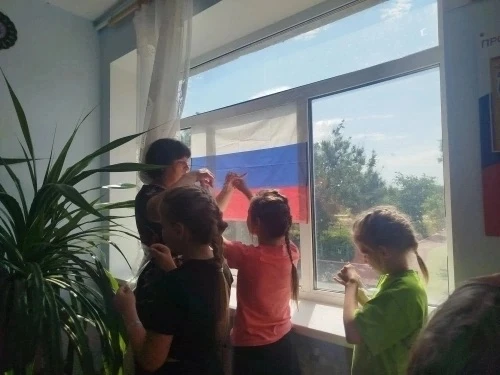 Маленькие патриоты большого села: как ученики МОУ "СОШ с. Демьяс" украсили окна ко Дню России 🎨🖌️
