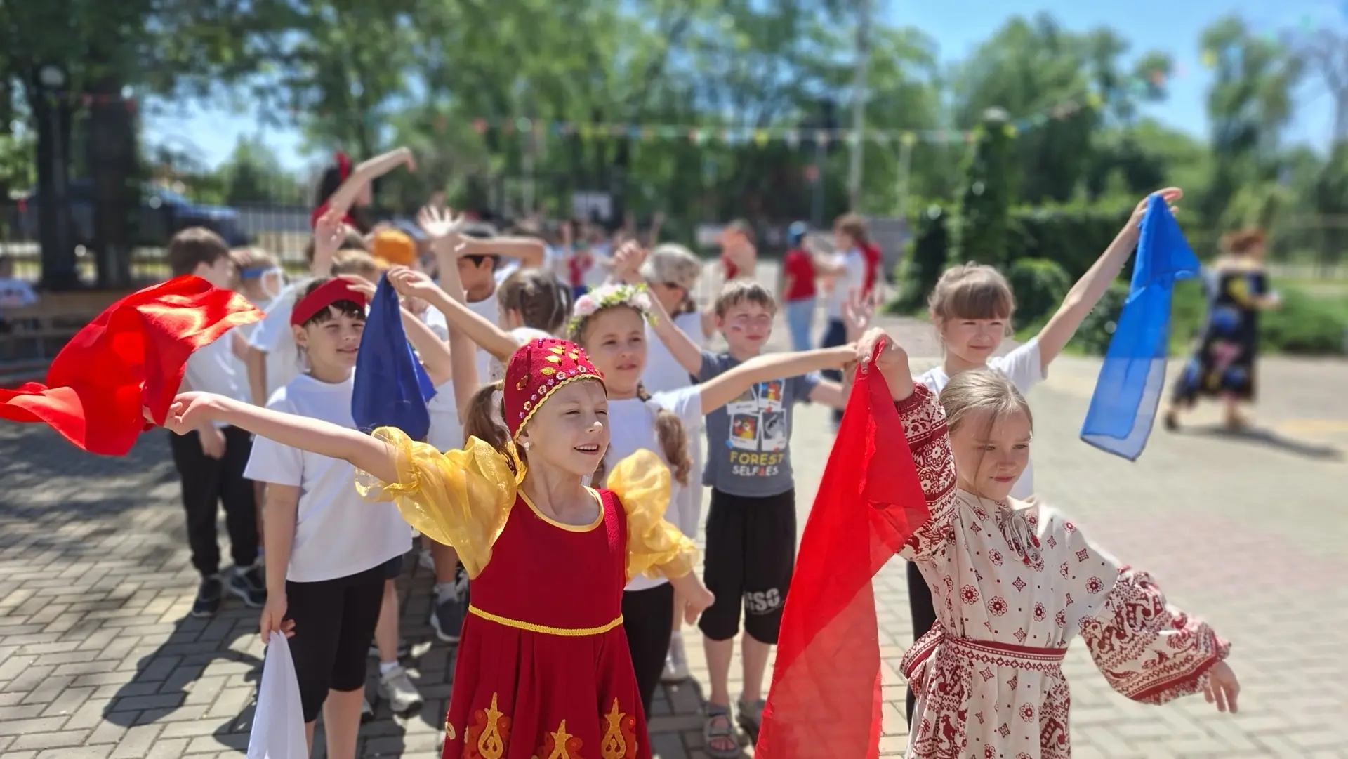 В лагере «Лукоморье» на базе лицея 4 г. Ейска прошел конкурс «Многоликая Россия».

В пришкольном лаг