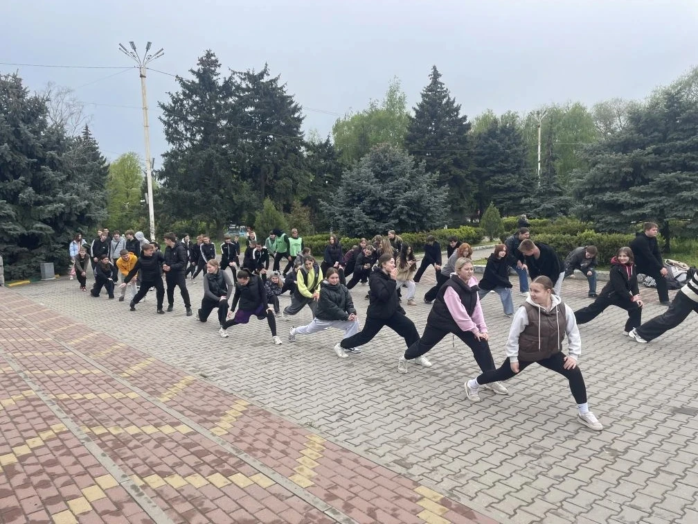 Народная зарядка с Чемпионом в честь праздника Весны и Труда  Активистки "Движения Первых" 8 "А" кла