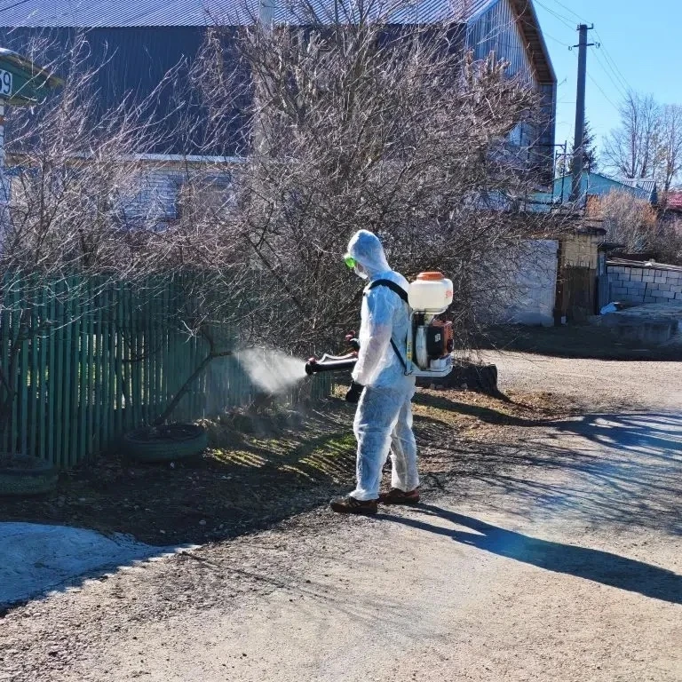 На улице Луговой продолжаются работы по очистке придомовых территорий от мусора, который остался пос