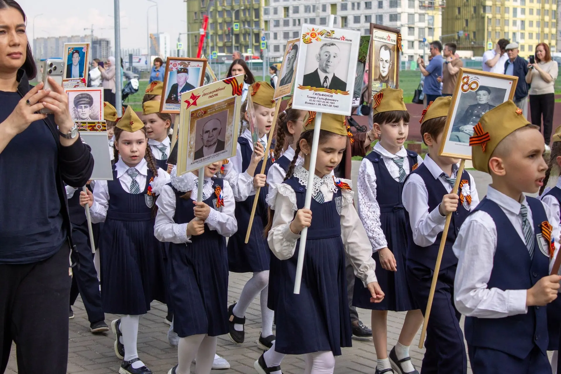 🇷🇺 Бессмертный полк и Парад Победы: 1500 сердец в едином строю! 🕊✨  В нашей гимназии прошёл день, ко