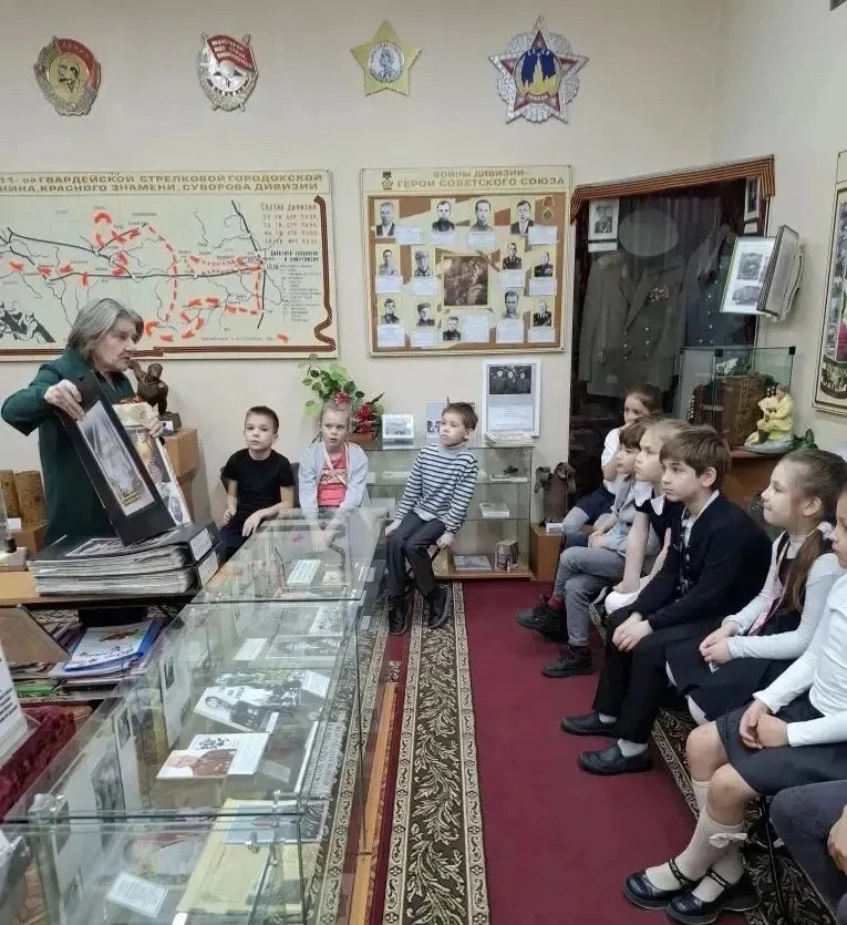 🌟УРОК МУЖЕСТВА  🎖️В рамках подготовки к празднованию Дня Победы наши юные ученики — первоклассники —
