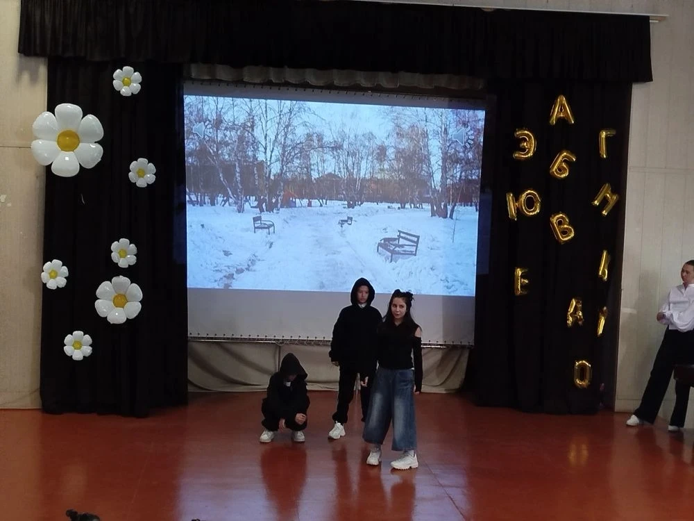 В преддверии праздника 23 февраля в нашей школе состоялся праздничный концерт, главными героями кото