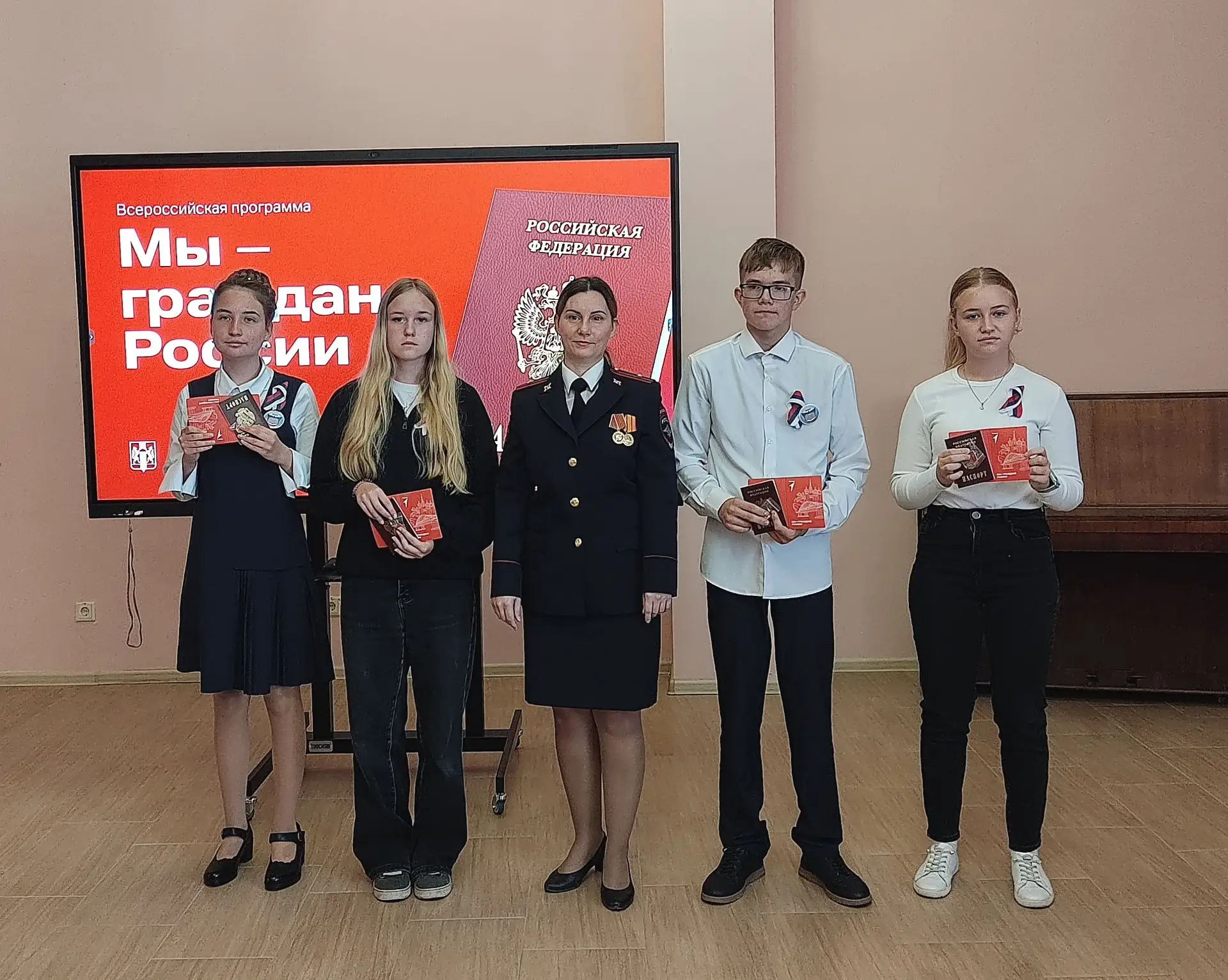 В преддверии праздника – Дня государственного флага России – в Колыванском краеведческо...
