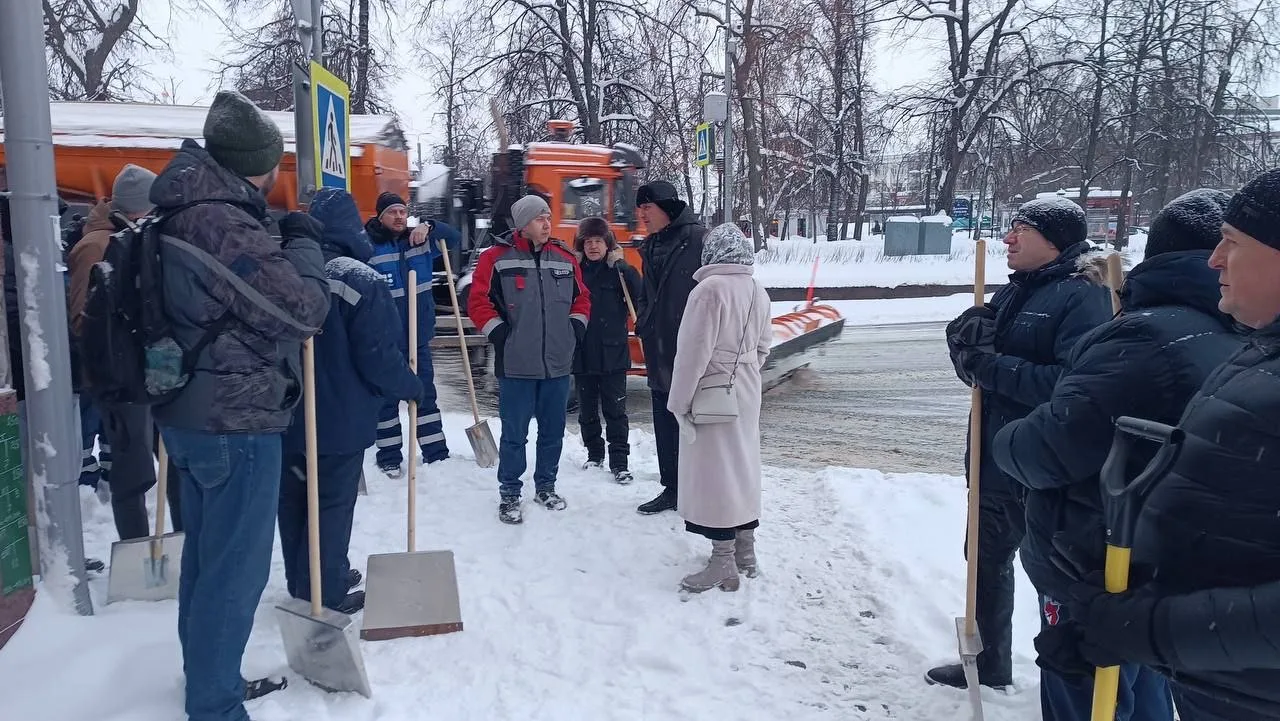 🌨️АО «Объединенный коммунальный оператор» подключилось к расчистке улиц города от снега.  Как и друг