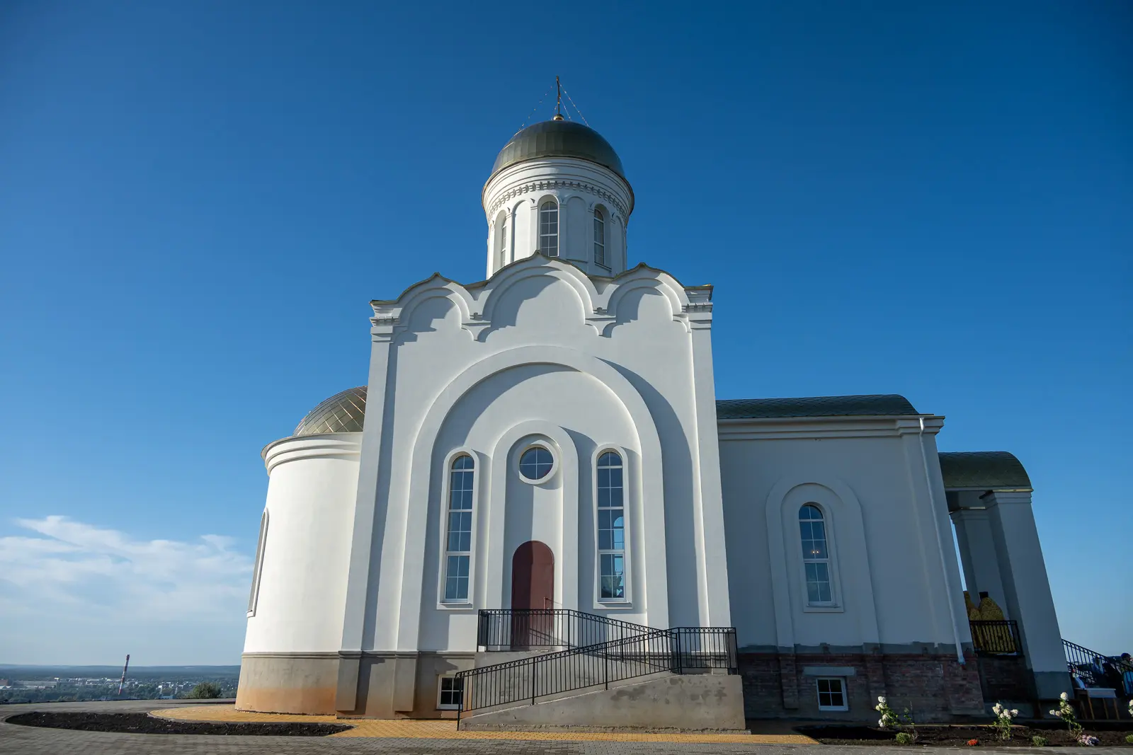 На Белой горе в Белгороде освятили храм-памятник Всемилостивого Спаса