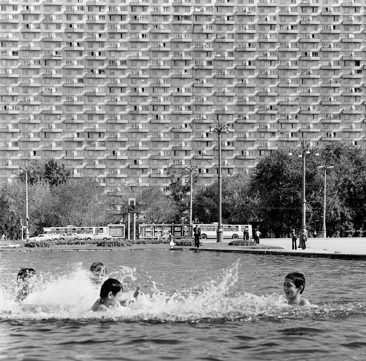 В фонтане на проспекте Мира, Москва, СССР, 1977 год.

Прекрасное далёко