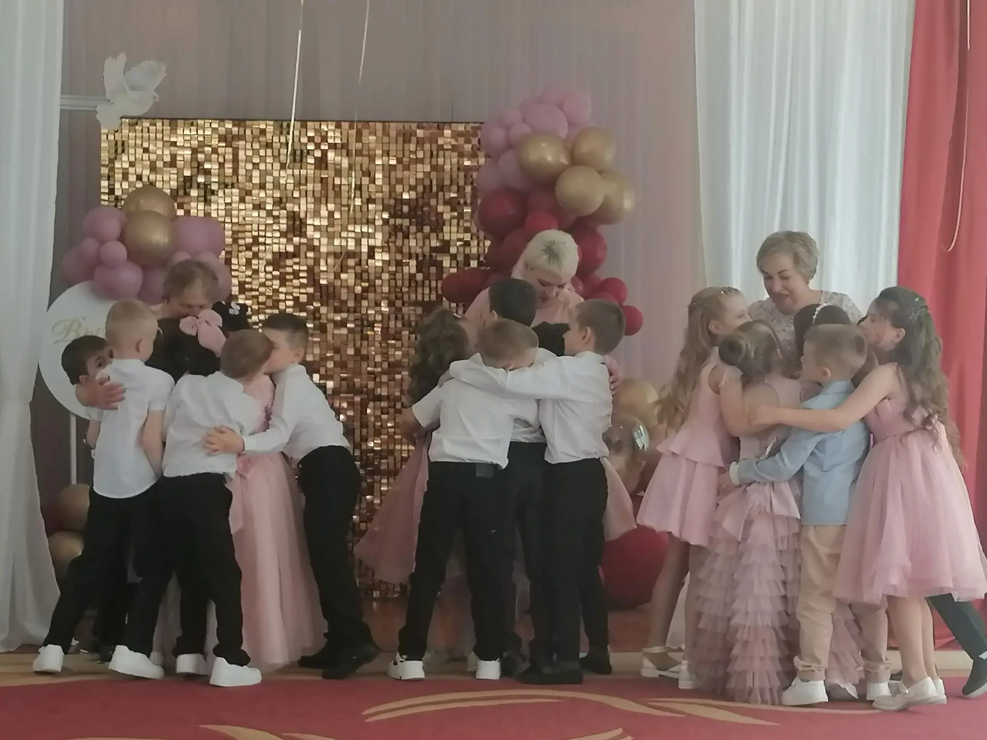✨Дорогие выпускники и их родители, поздравляем вас с выпуском из детского сада!