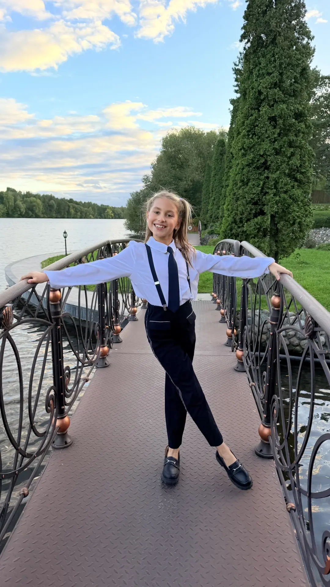 Ребята! Всем привет 👋 я нашла классный школьный трек… и моя подружка нуждается в подде...
