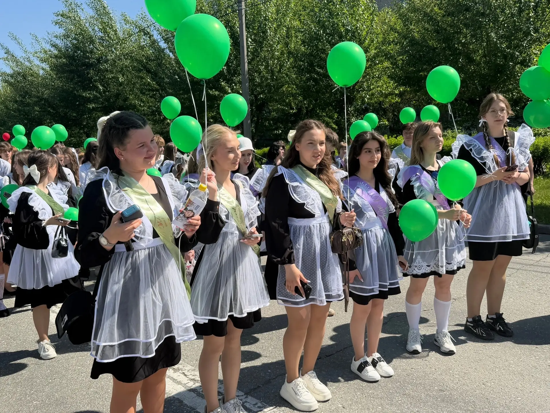 Продолжаем публиковать фотографии выпускников школы на страницах сообщества в ВКонтакте