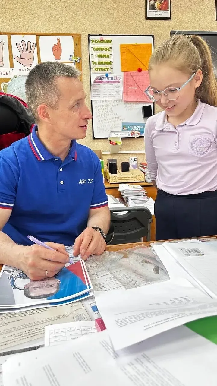 🚀 Встреча с космонавтом Сергеем Николаевичем Рыжиковым в 3 «Г» классе!  На днях в начальной школе пр