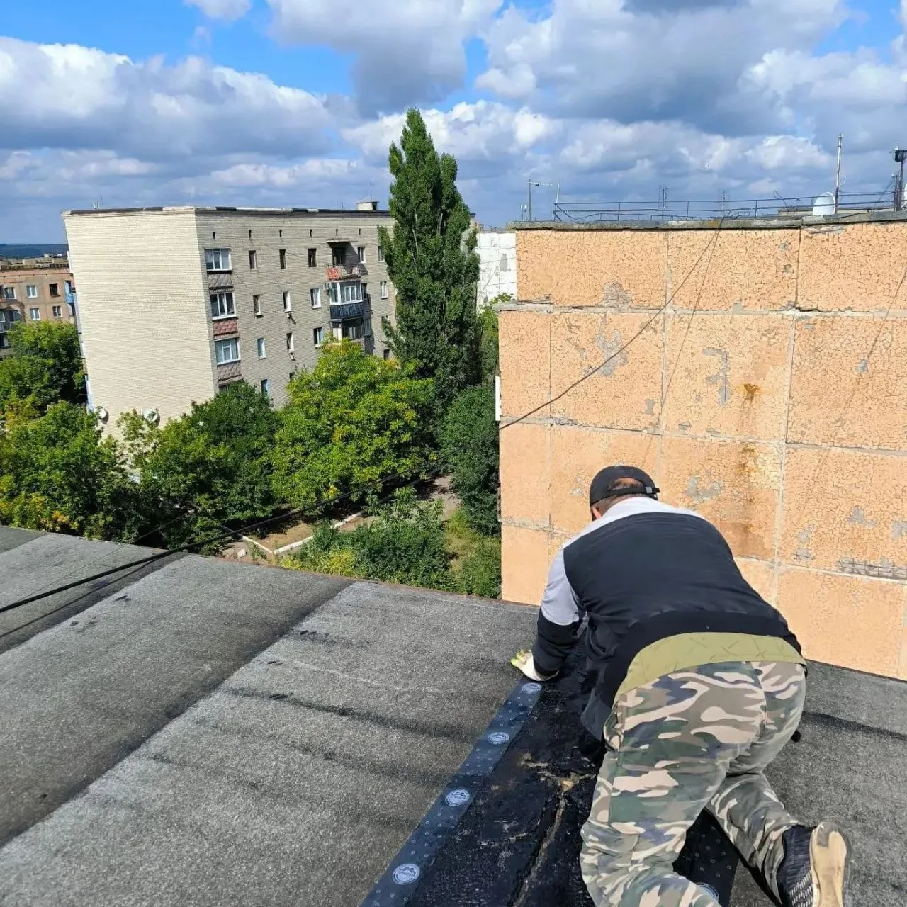 🏢 Ремонт рулонных кровель МКД, находящихся в ведении Краснолучского филиала продолжается