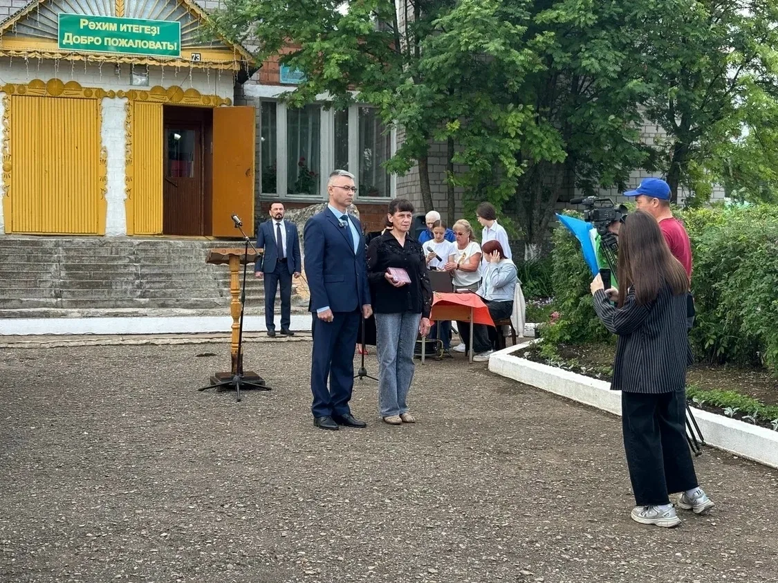 В День России, на площади Новобалыкского сельского дома культуры произошло поистине трогательное соб
