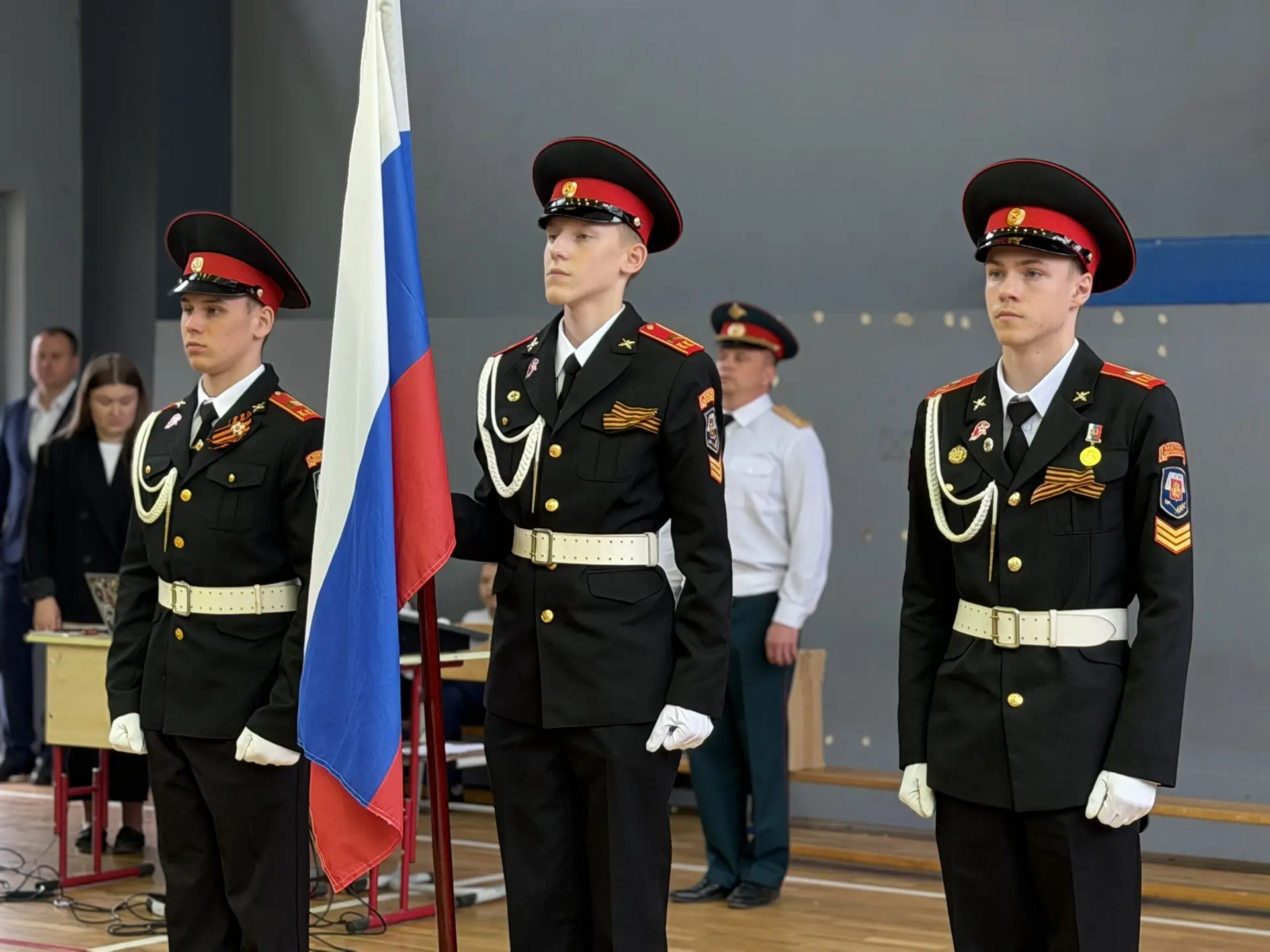 ПАМЯТЬ, БЛАГОДАРНОСТЬ, УВАЖЕНИЕ   🪖На наших школьных площадках прошли торжественные линейки в честь 