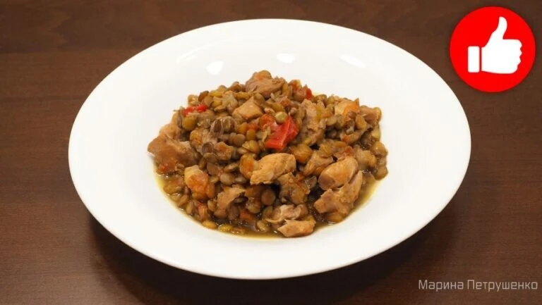 Чечевица с курицей и помидорами в мультиварке