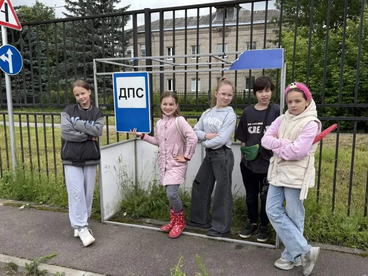 🚸 От теории к практике: как мы учили ПДД в автогородке

Сегодня дети из 8 и 9 отрядов летнего лагер