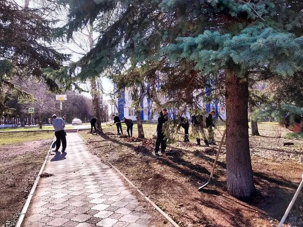 В Лениногорске стартовал общегородской субботник. Глава района Марат Гирфанов поблагодарил всех, кто