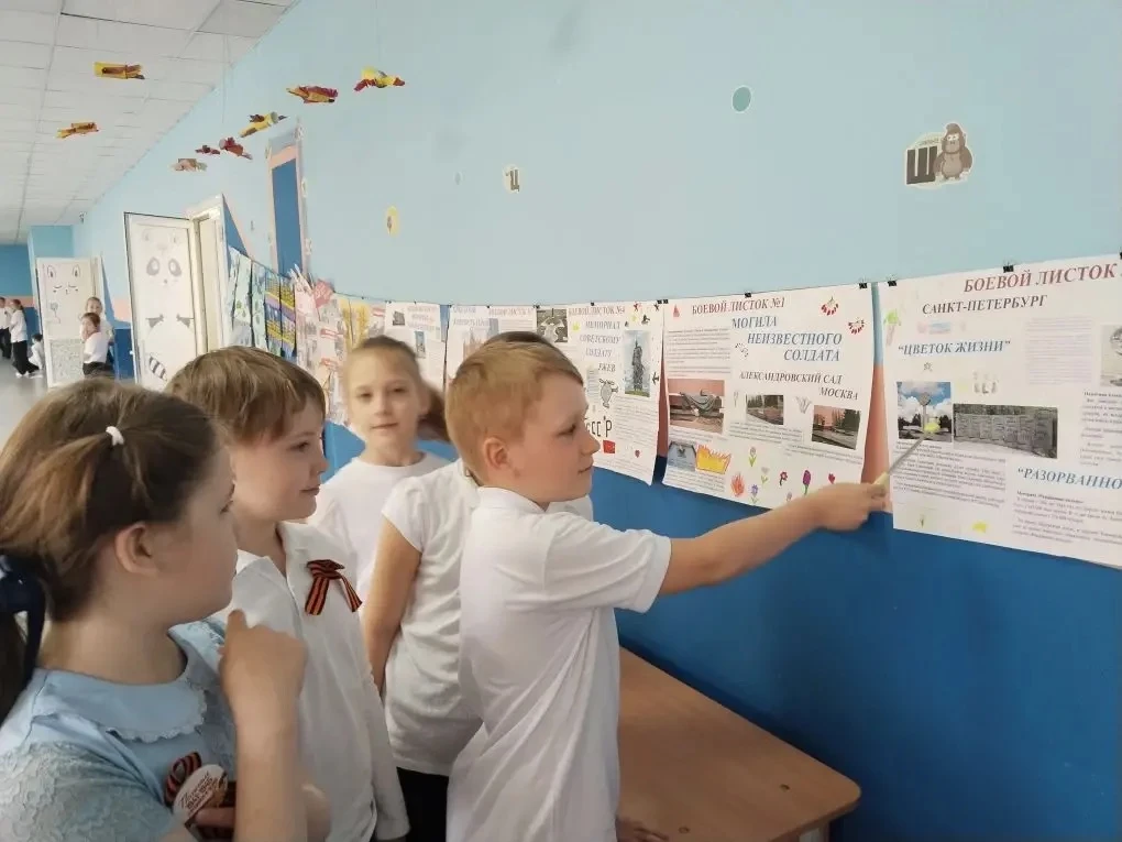 🇷🇺 В преддверии великого праздника — Дня Победы — в параллели 3 классов прошла тематическая выставка