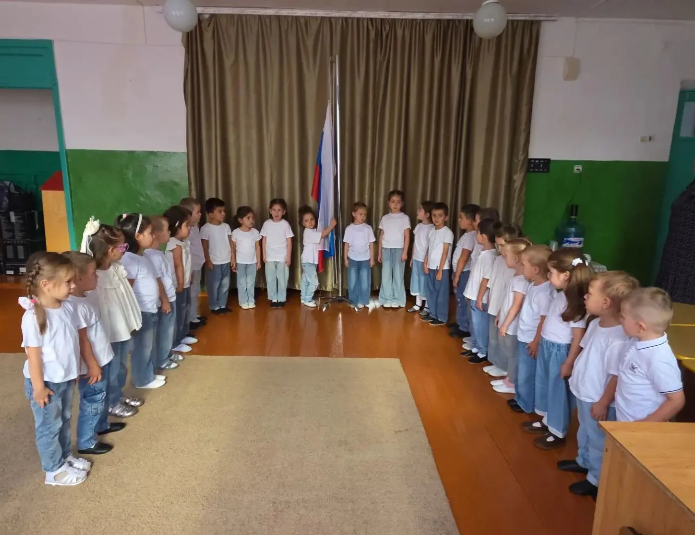 Поднятие флага в детском саду.