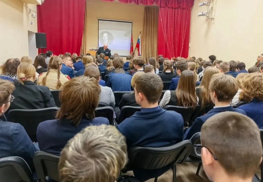 🇷🇺 В преддверии 9 мая в Лицее №27 состоялась «Классная встреча»  Нашим гостем стал капитан 1 ранга, 