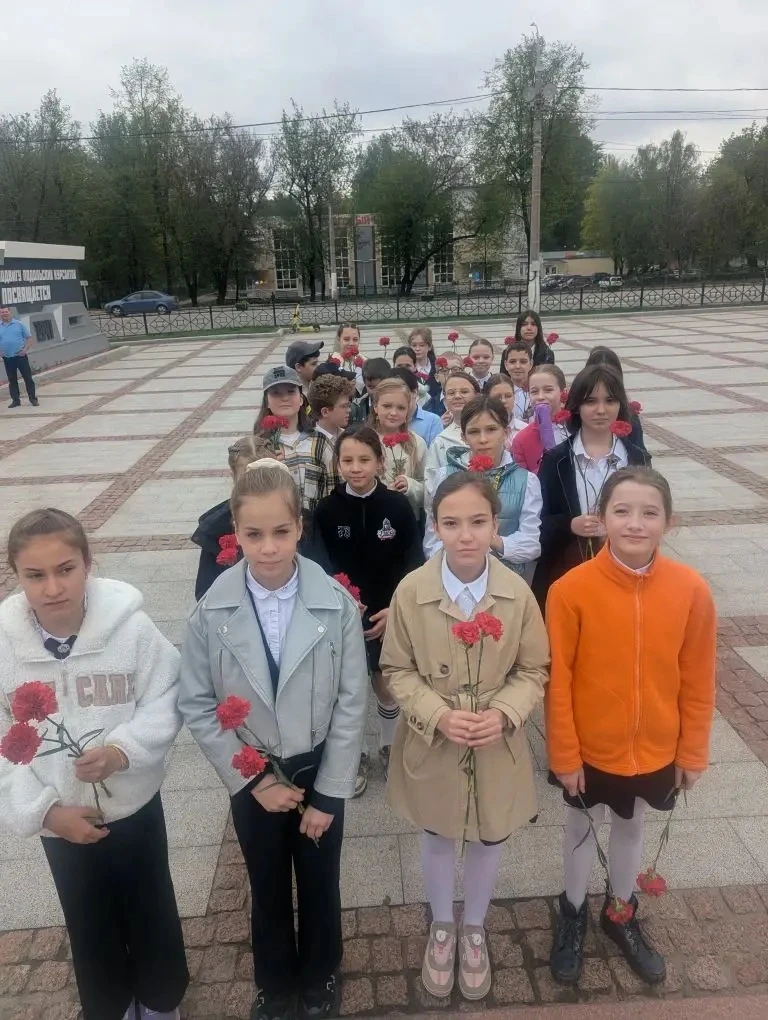 Ученики начальных классов 7-8 мая возложили цветы к памятнику Подольским курсантам 💐