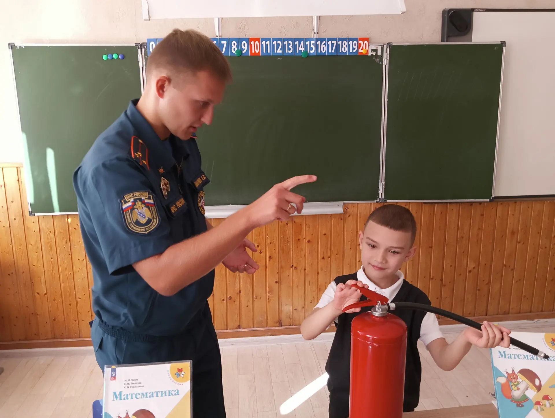 В рамках месячника безопасности в гости к ученикам 1А класса сегодня пришёл Дмитриев Ар...
