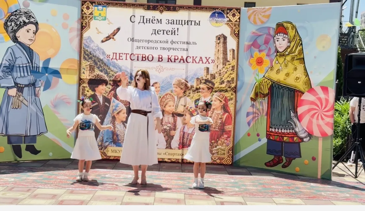 Участницы дуэта «Карамельки» с прогимназии «Ивушка» Алхаматова Амира и Хатамаева Халима приняли учас