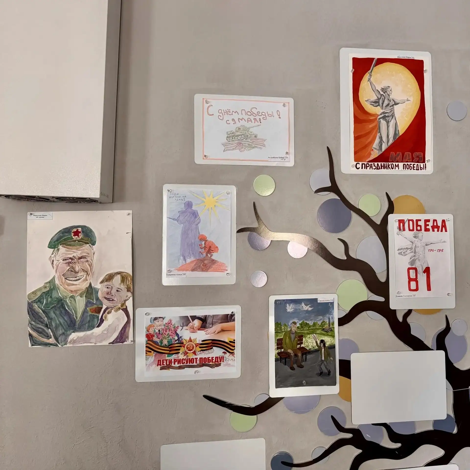 В актовом зале лицея стартовала выставка "Рисуем Победу". Здесь каждый может увидеть тв...