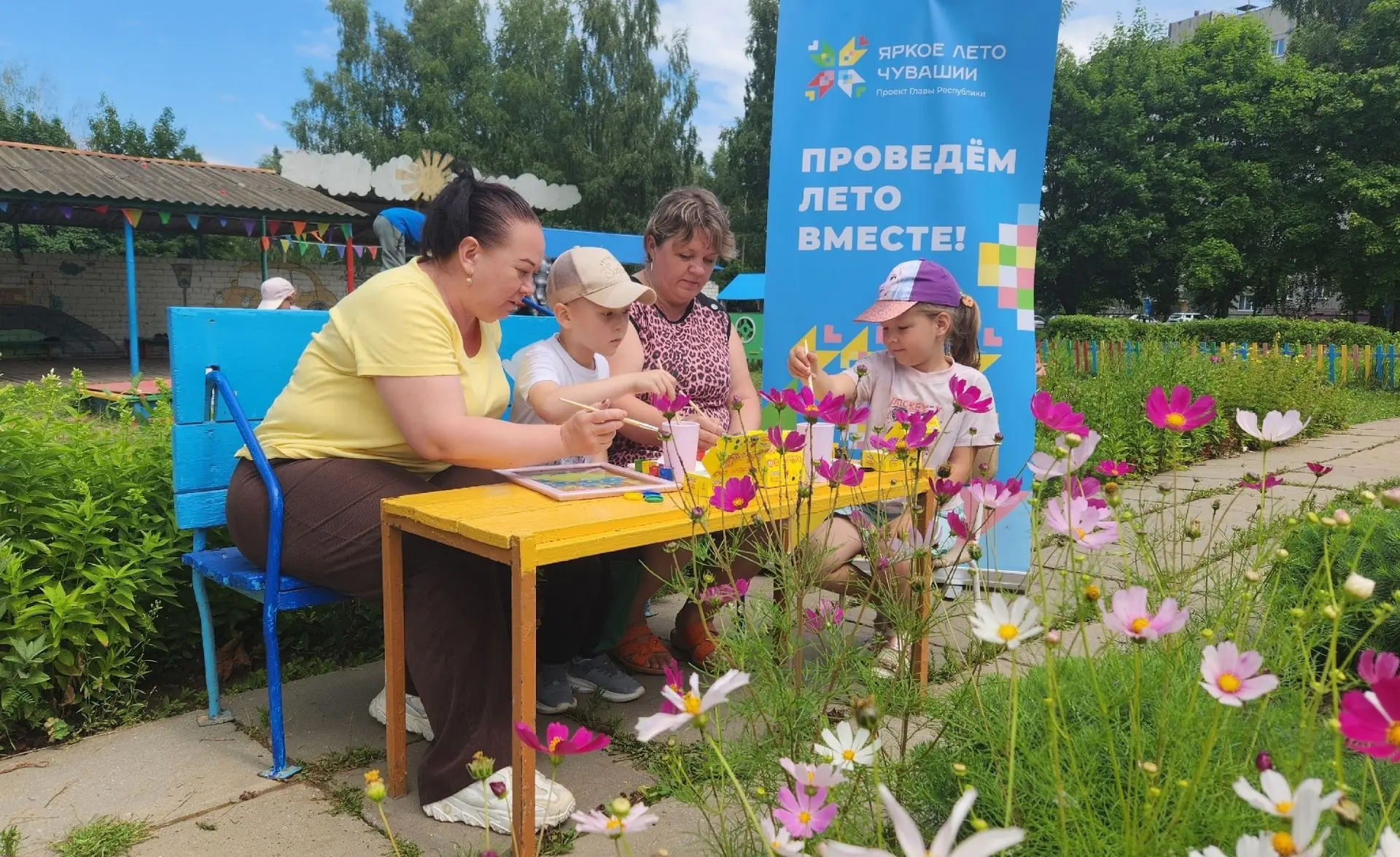 Сегодня наш детский сад превратился в настоящую творческую мастерскую под открытым небом! Мы провели