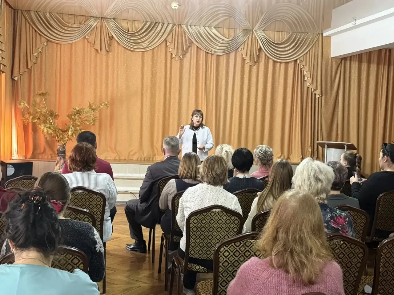 В актовом зале гимназии прошла встреча со специалистом комиссии по делам несовершеннолетних Централь