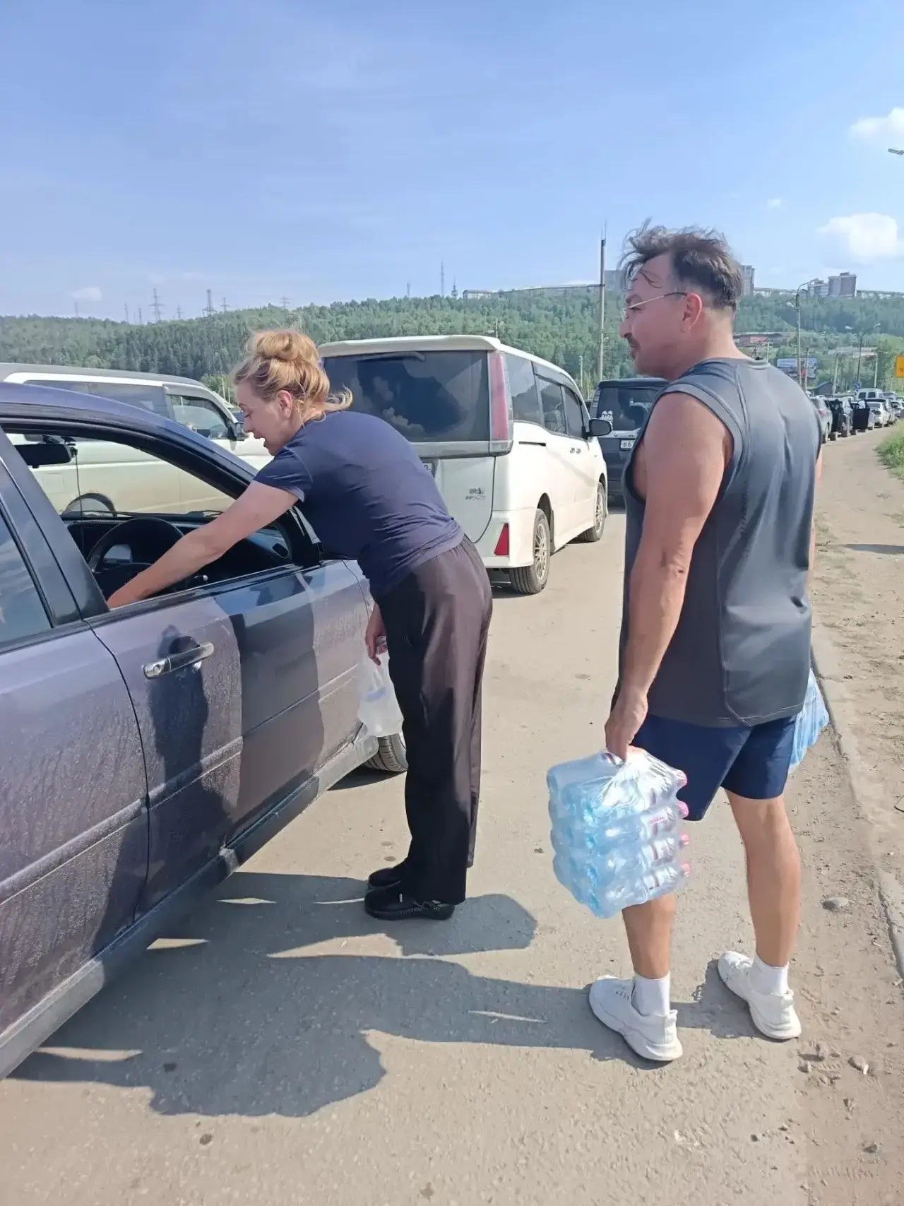 ⛽В это непростое время сотрудники администрации округов города поддерживают людей стоящ...