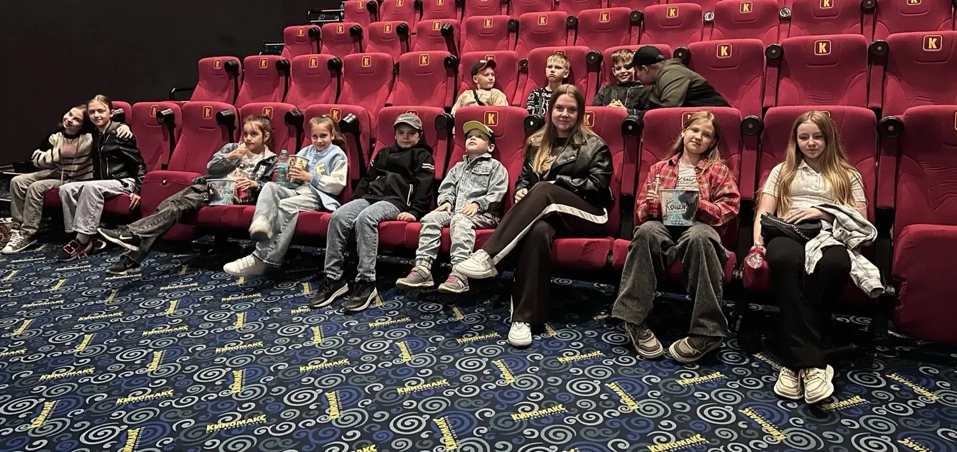 В честь Дня защиты детей ребята 3Б класса отправились в кинотеатр, чтобы погрузиться в ...