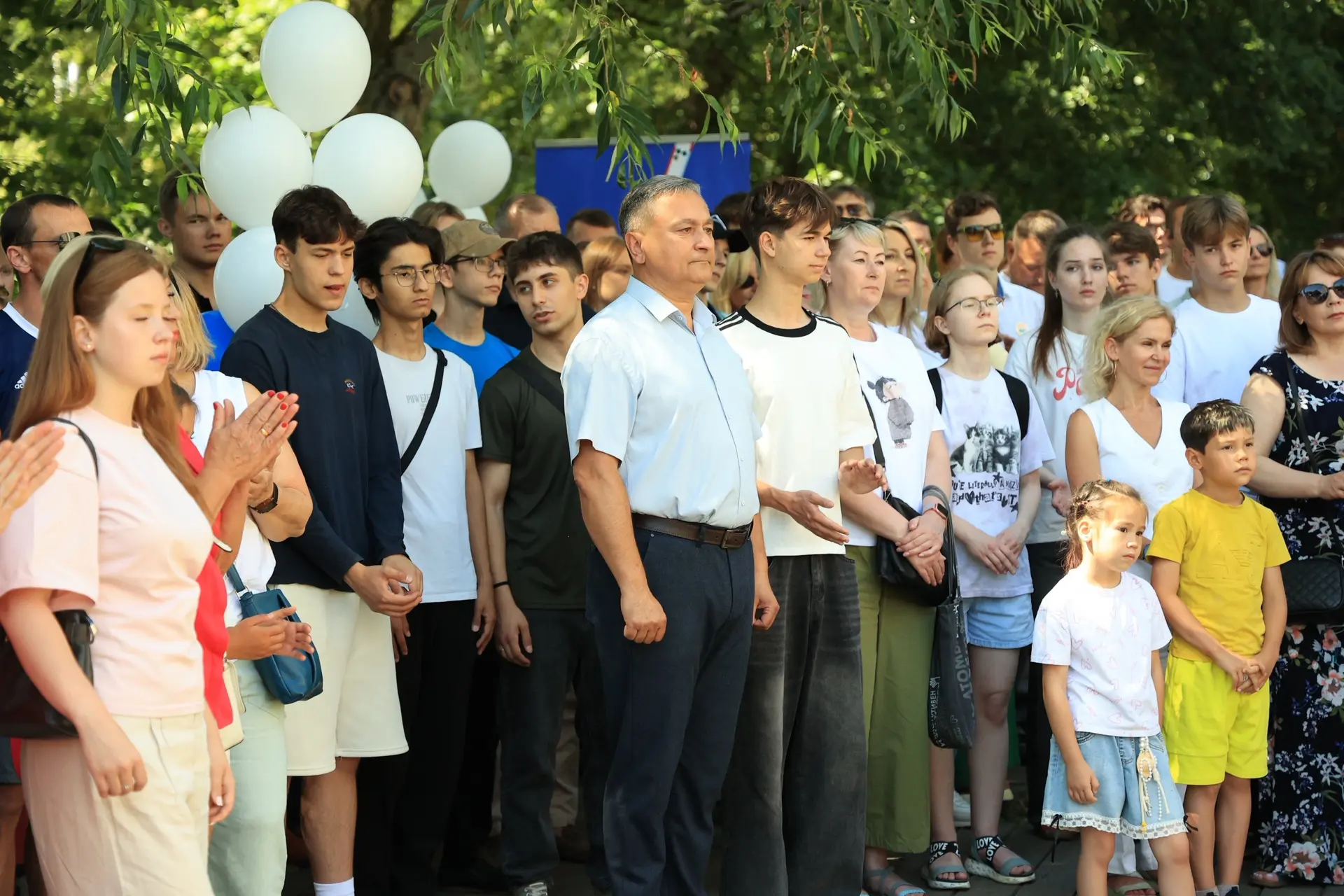 «Аллея выпускников 2026»

Восьмой год лучшие ученики школ Калининграда, демонстрируя свою любовь и з
