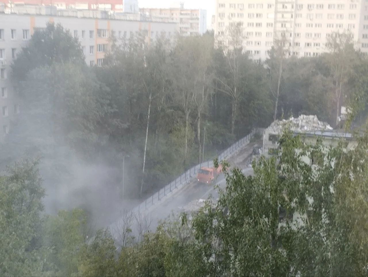 😶‍🌫️На Братской, 23, сносят пятиэтажку по реновации — теперь соседи дышат пылью весь ...