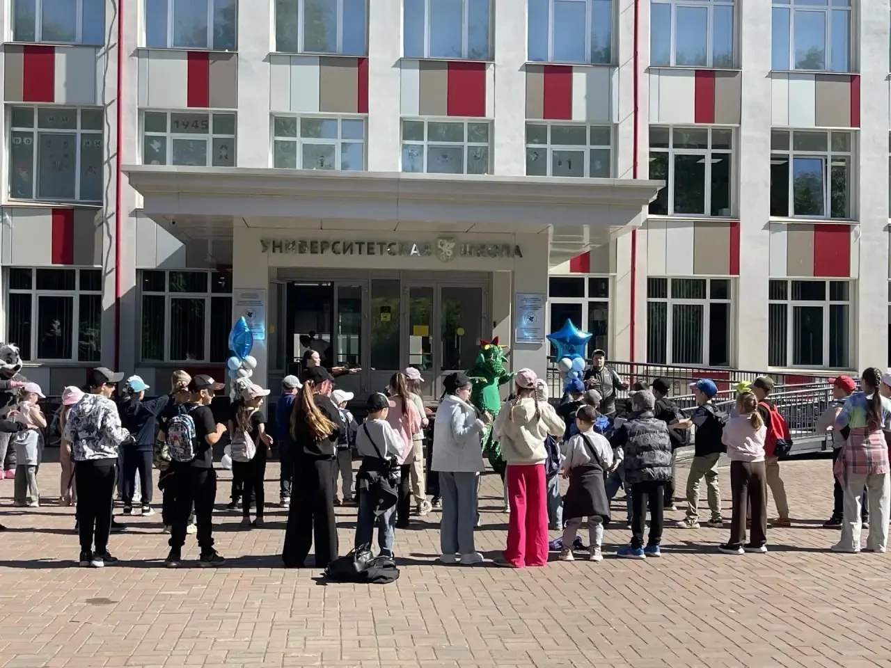 В «Университетской» школе стартовал лагерь «ИнтелЛето» ❣️

Ребята начальной школы проведут незабывае