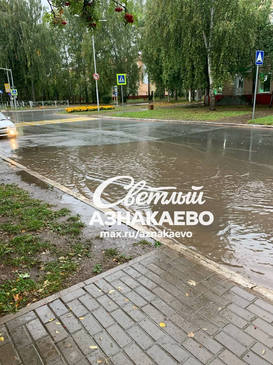 🌧 На улице Ленина возле магазина «Иман» скапливается вода