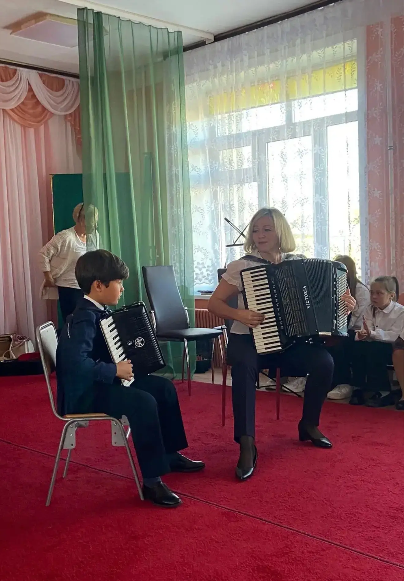 ...несмотря на то, что у аккордеона клавиши как у фортепиано, внутри у него нет ни одной струны? Зву