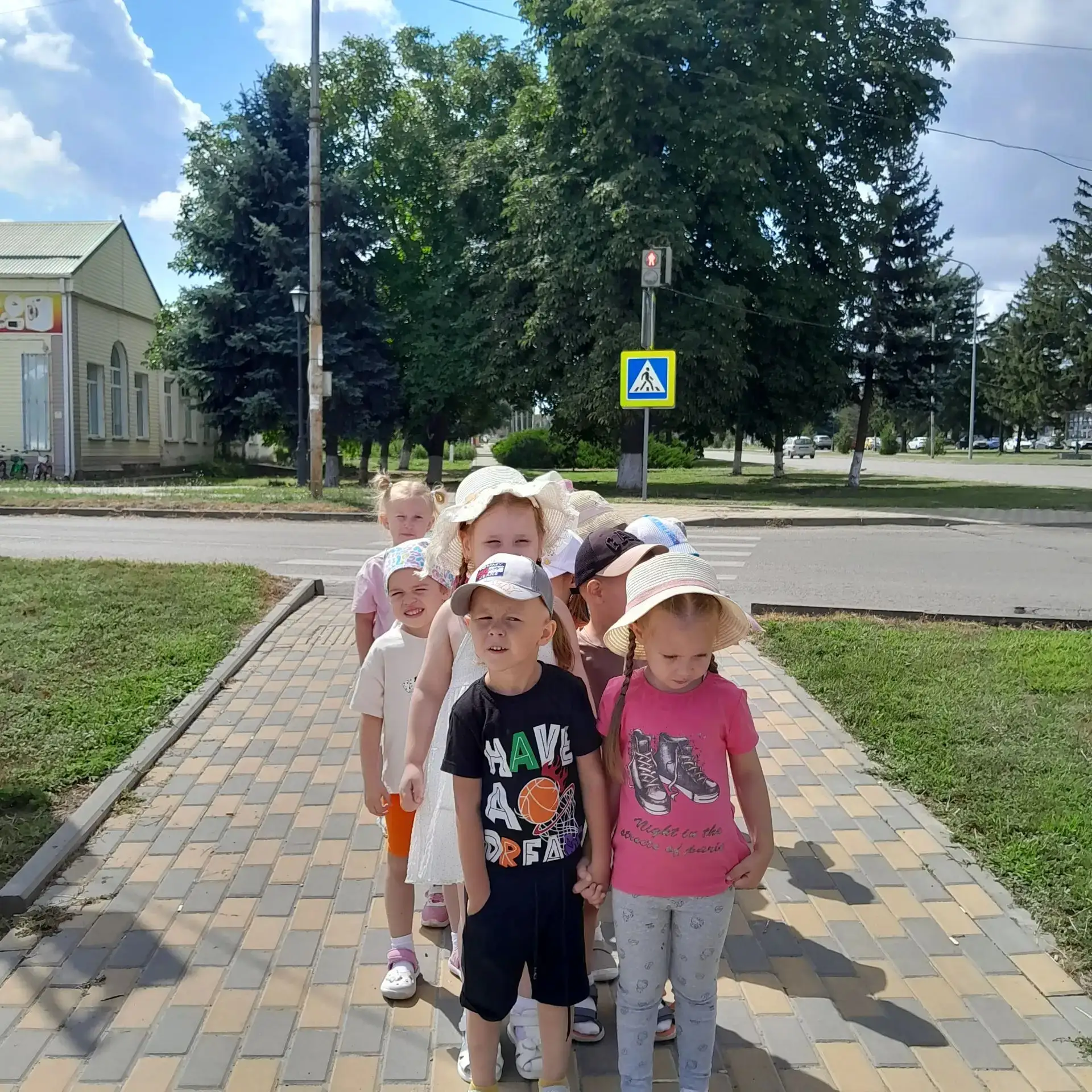 🚘🚦 Безопасность на дорогах — превыше всего! Поэтому день для воспитанников 2 младшей группы «А» на