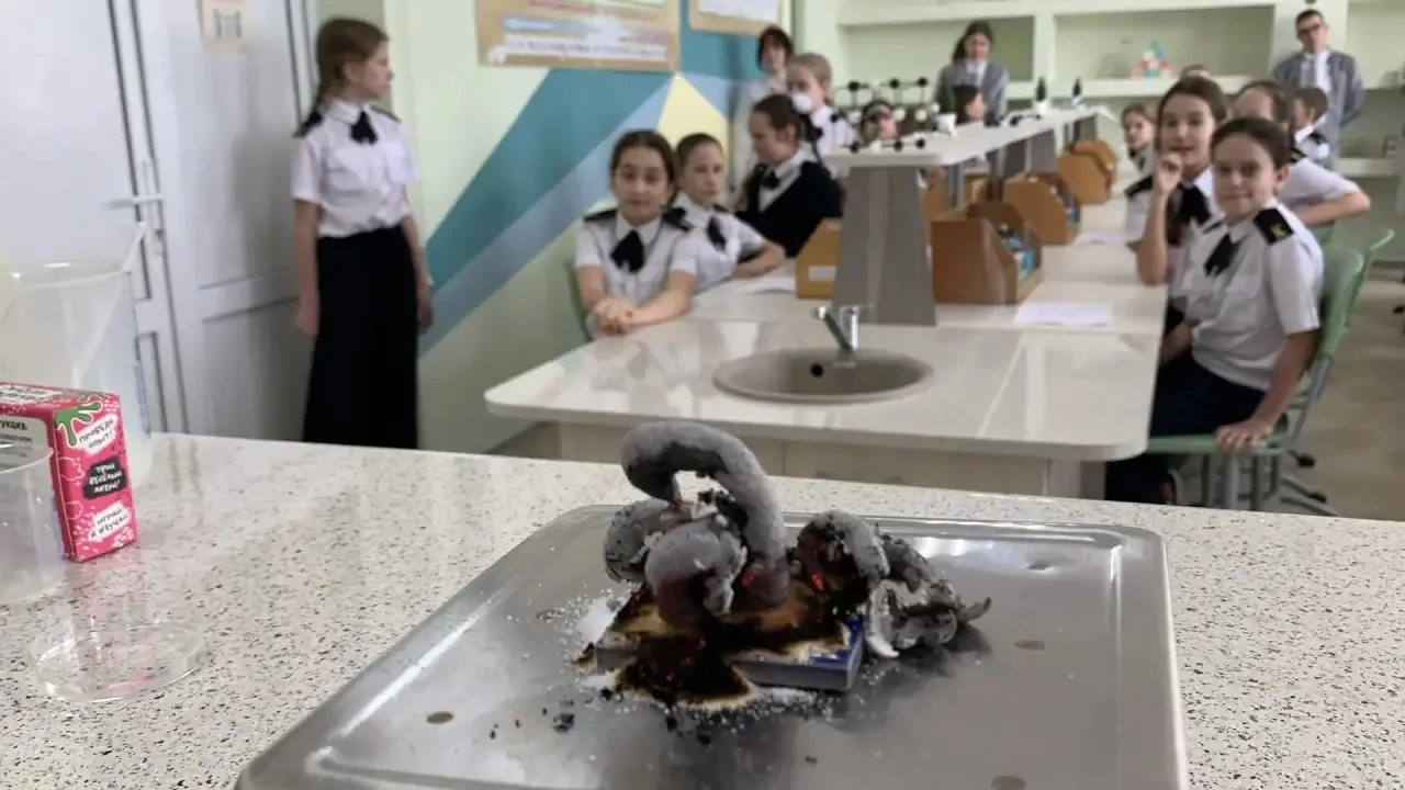 Посвящение в юные химики: путешествие в мир увлекательных опытов Знакомство четвероклассников с миро