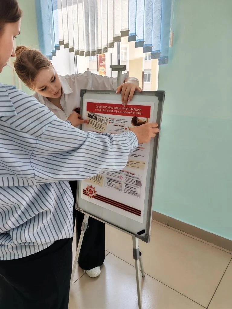 🙌Выставка  ко Дню Победы  Ученическое самоуправление лицея совместно с участниками Всероссийской акц