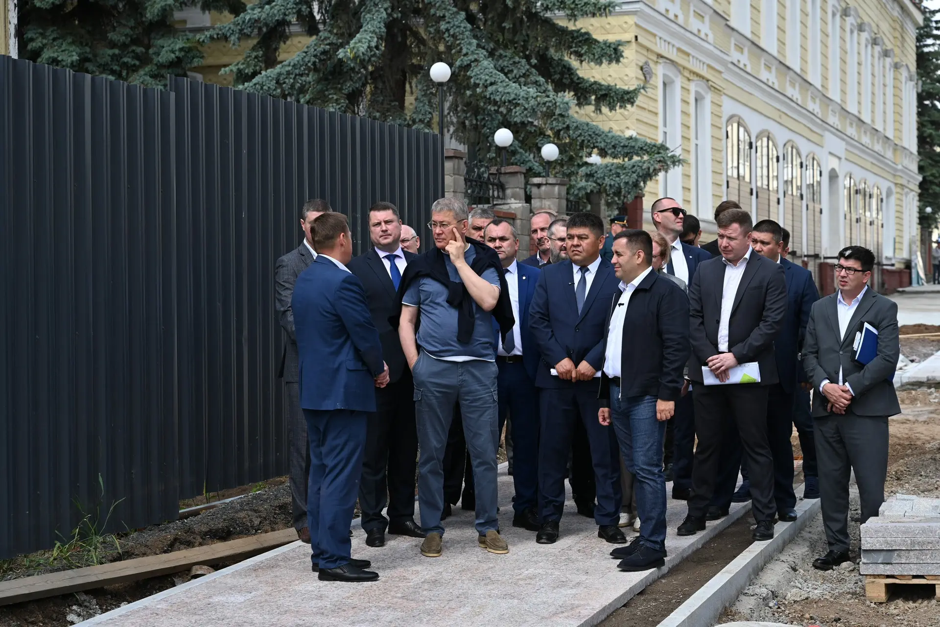 Глава Республики Башкортостан Радий Хабиров проинспектировал ход реконструкции улицы Ок...
