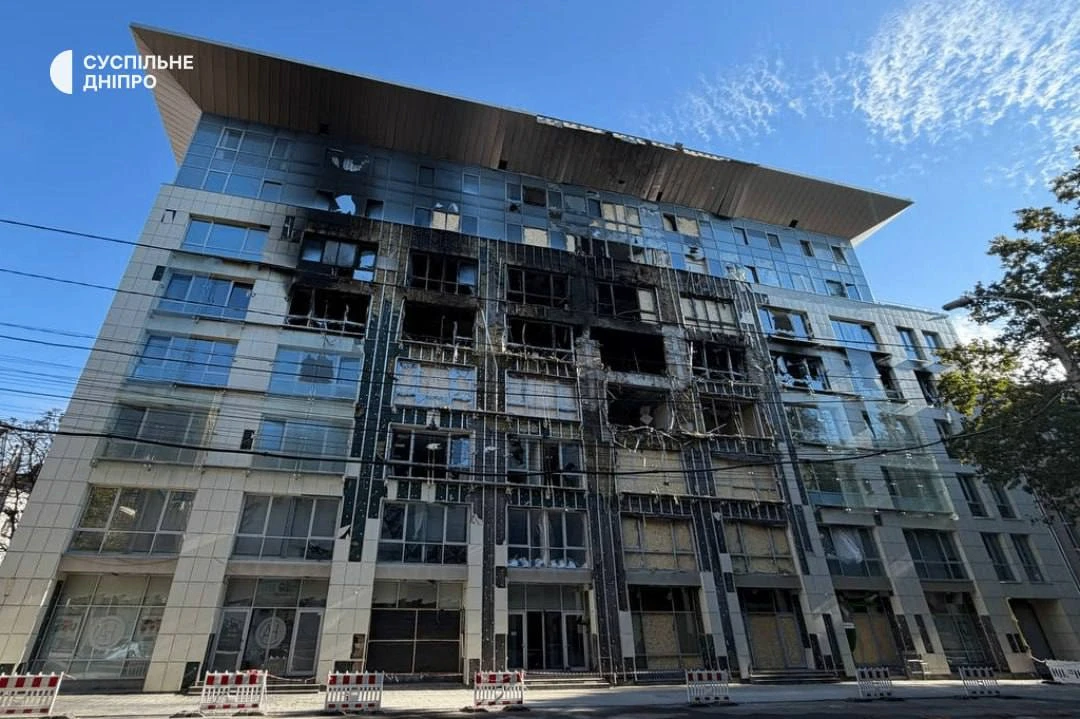С мест сообщают: ВС РФ сегодня добивали бизнес-центр в Днепропетровске, который уже не ...