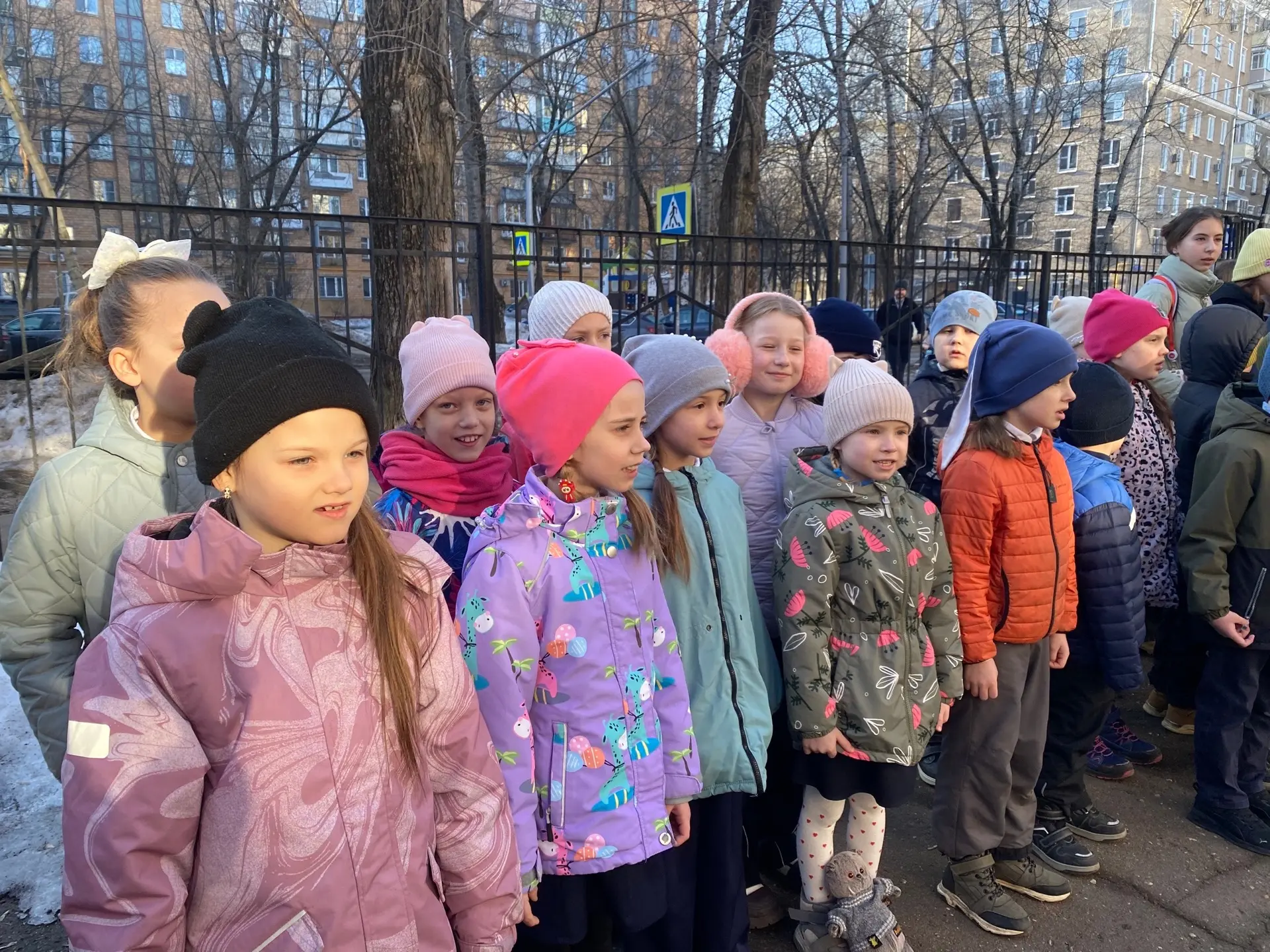 🇷🇺Утро понедельника в нашей школе начинается с традиций — торжественной линейки, церемонии поднятия 