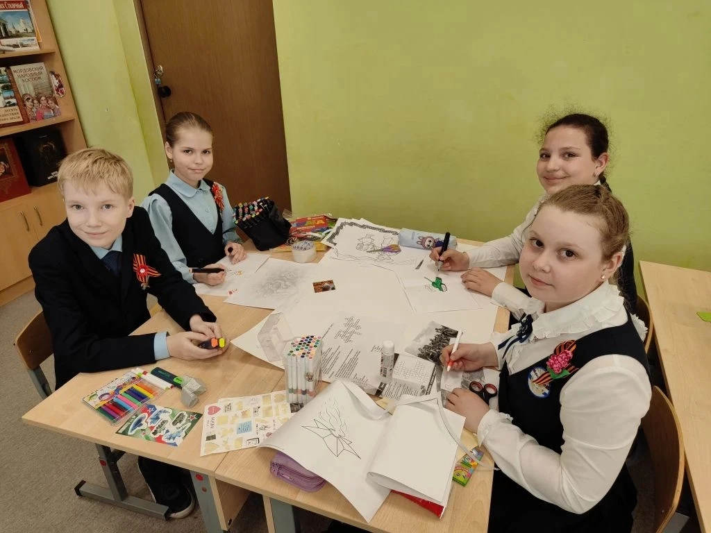 🎖️Подвиг глазами детей🎖️  🎖️Обучающиеся 4 «Б» класса подготовили плакаты, посвящённые Великой Победе