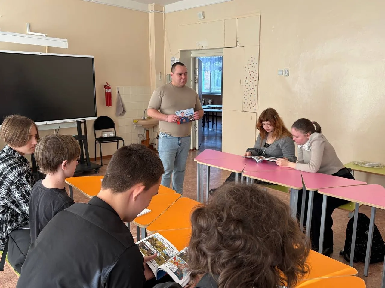 Урок "О героях"  Мы имели возможность познакомиться с новыми сборниками о Героях специальной военной