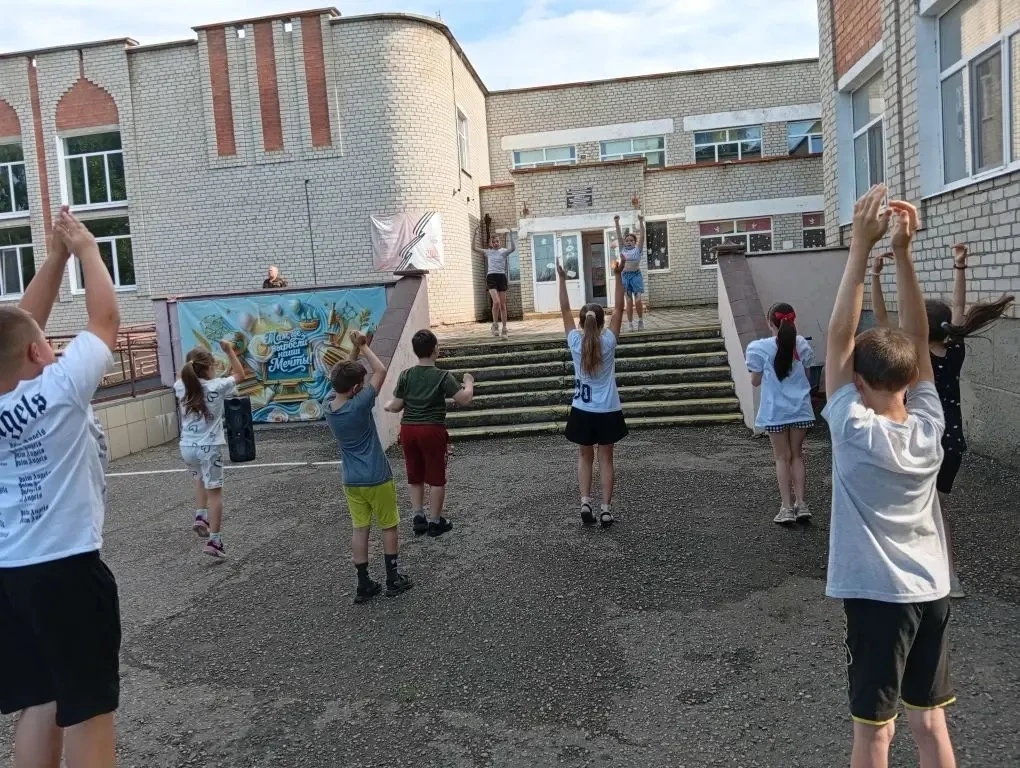 🗓️ В преддверии Дня России день в пришкольном лагере "Солнечный экспресс" 🌞 начался с Торжественно