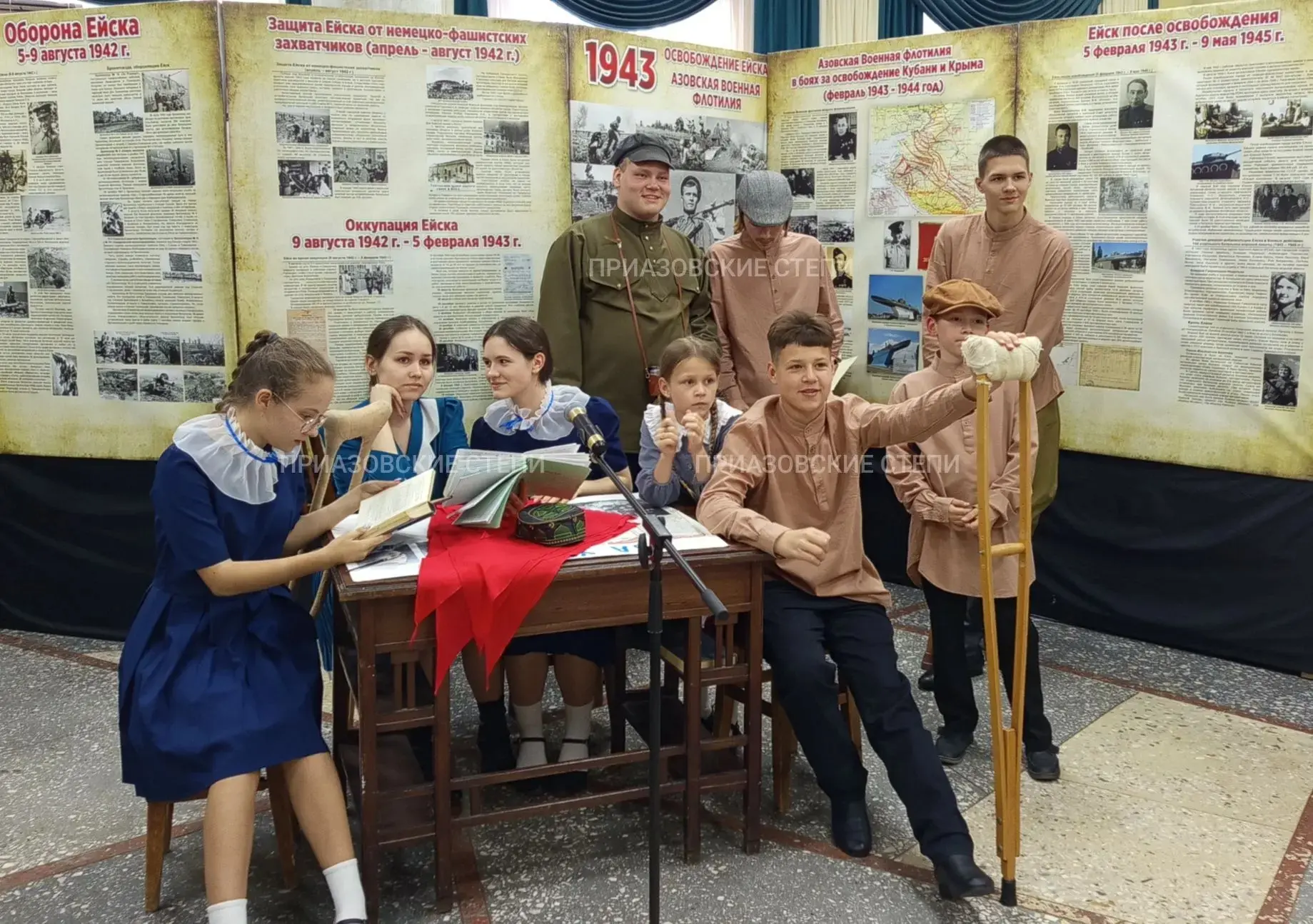 ⚡️День Победы в Ейске завершился концертом в ГДК  А перед его началом в фойе развернулись интерактив