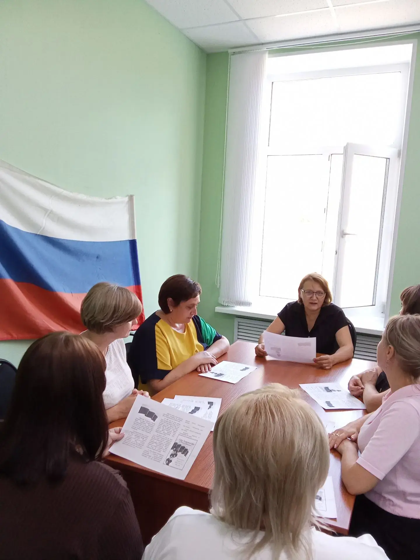 В рамках мероприятий, приуроченных ко Дню Флага 21 августа 2026 года в ГКУ СО УСПН Рове...