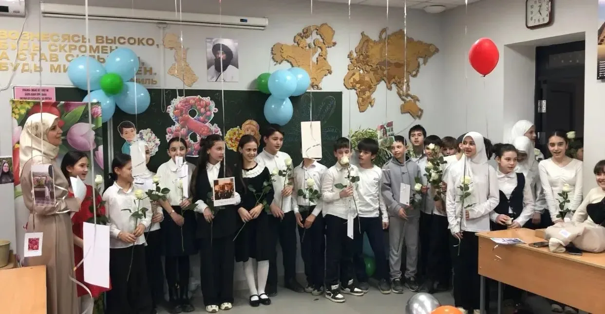 От души поздравляем наших дорогих мам! Сегодня мы, ребята из 5 «Е» класса, вместе с нашей любимой уч